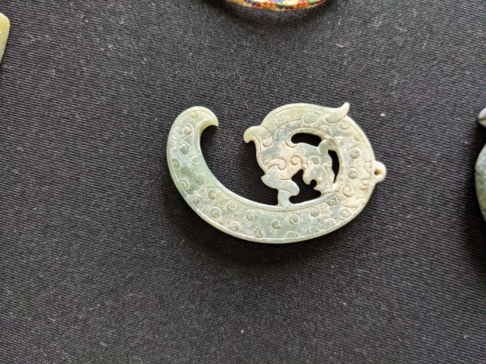 A GROUP OF ARCHAIC STYLE JADE PENDANTS - Image 21 of 21