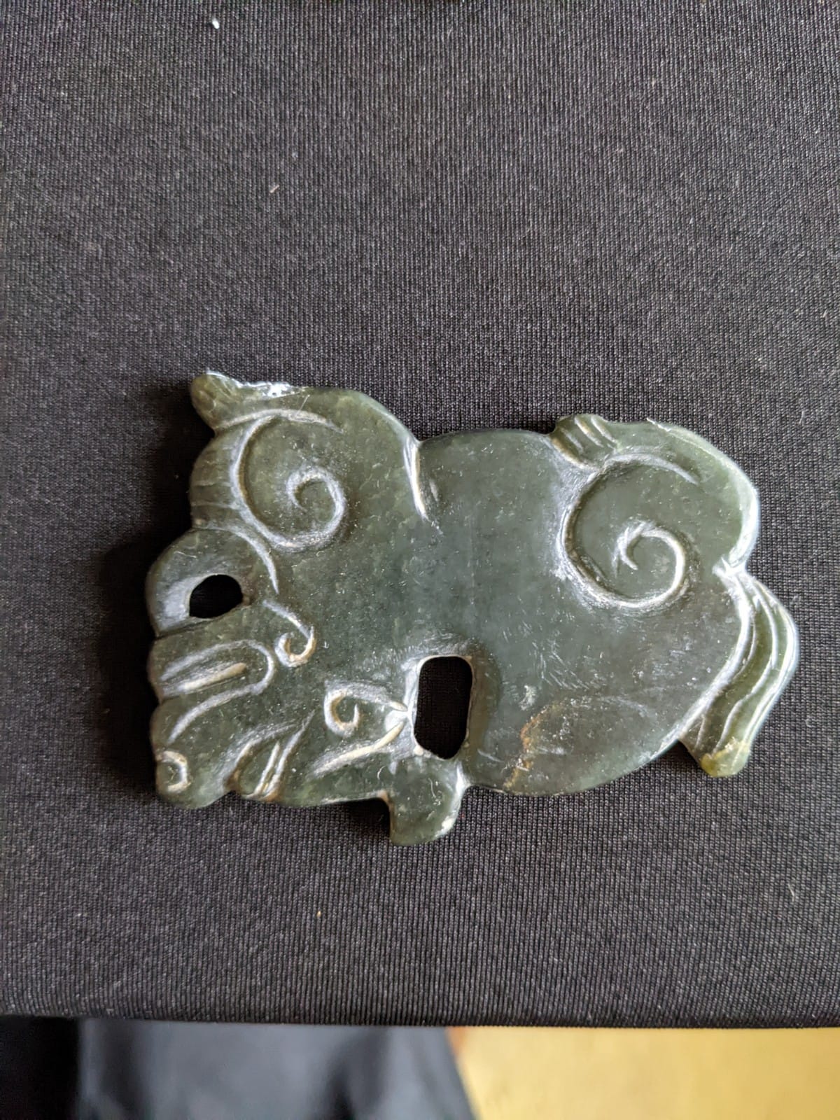 A GROUP OF ARCHAIC STYLE JADE PENDANTS - Image 14 of 21