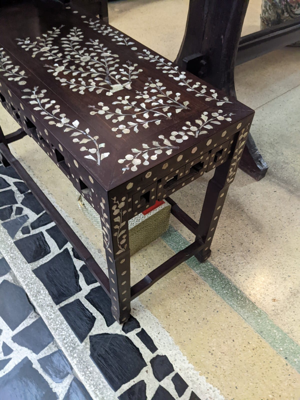 A PAIR OF MOTHER OF PEARL INLAID CHAIRS AND A SIDE TABLE - Image 22 of 23