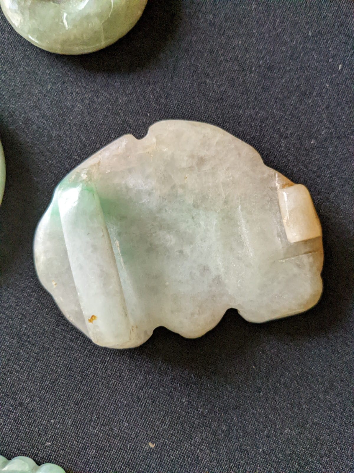 A GROUP OF EIGHT JADE BELT BUCKLES AND DISKS - Image 20 of 20