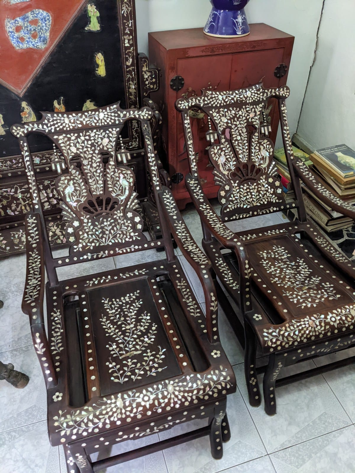 A PAIR OF MOTHER OF PEARL INLAID CHAIRS AND A SIDE TABLE - Image 8 of 23