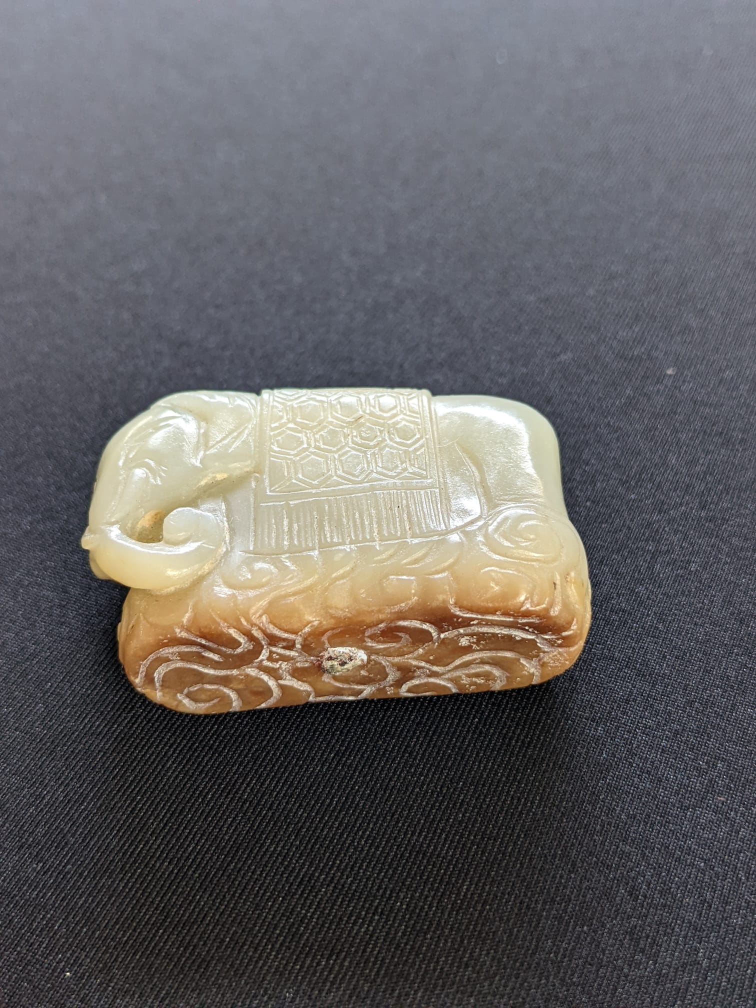 A GROUP OF THREE JADE CARVINGS - Image 2 of 8