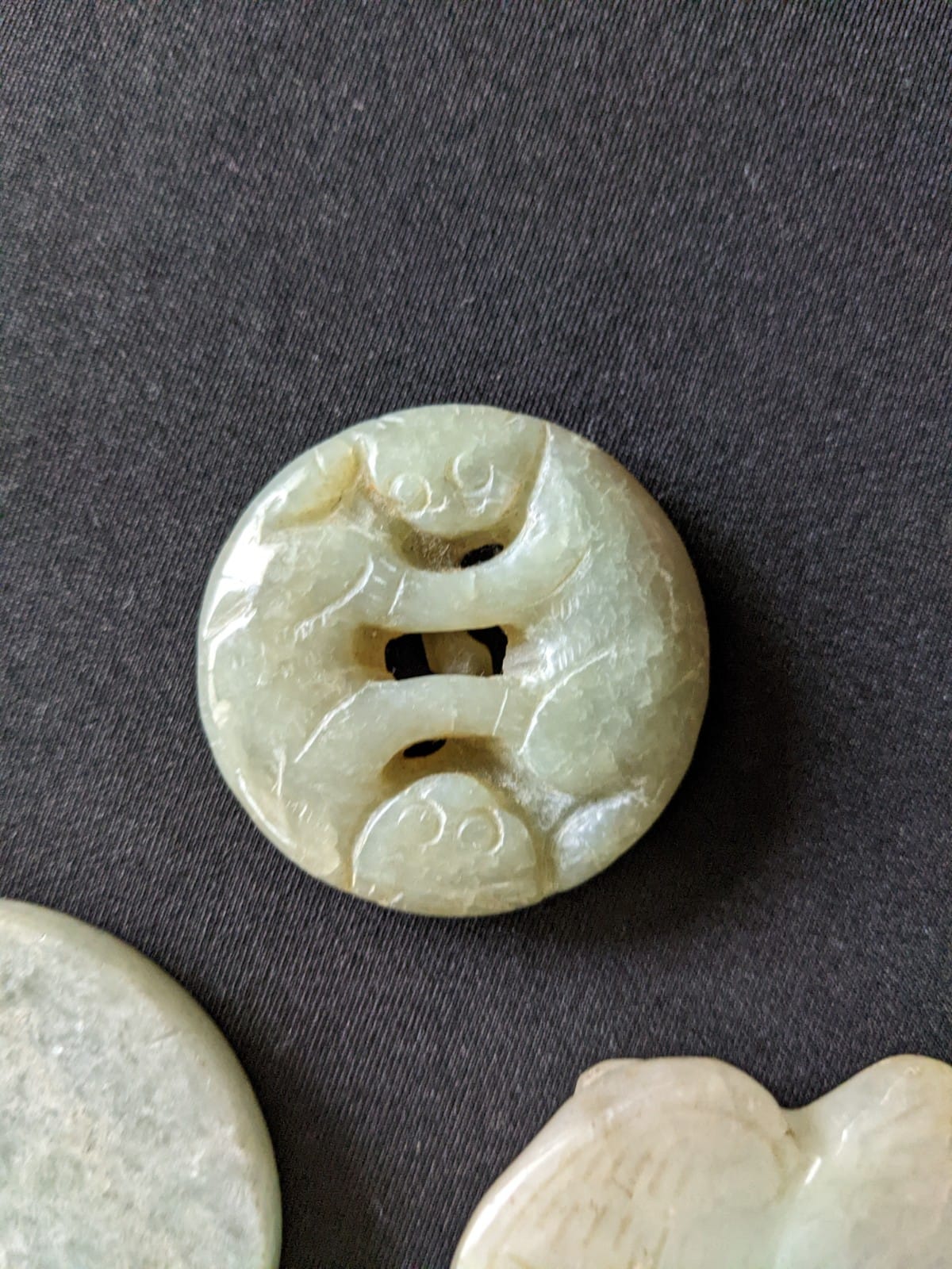 A GROUP OF EIGHT JADE BELT BUCKLES AND DISKS - Image 15 of 20