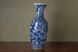 A BLUE AND WHITE PORCELAIN BALUSTER VASE