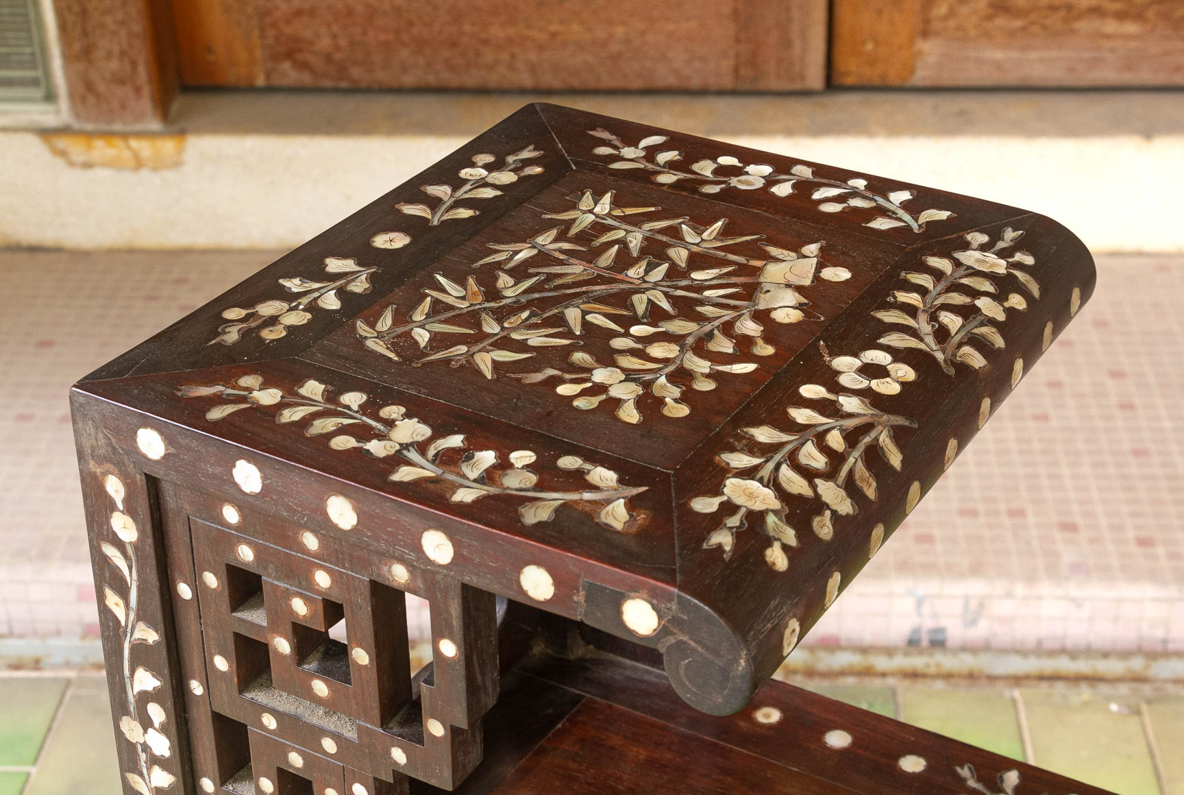 A PAIR OF MOTHER OF PEARL INLAID CHAIRS AND A SIDE TABLE - Image 3 of 23