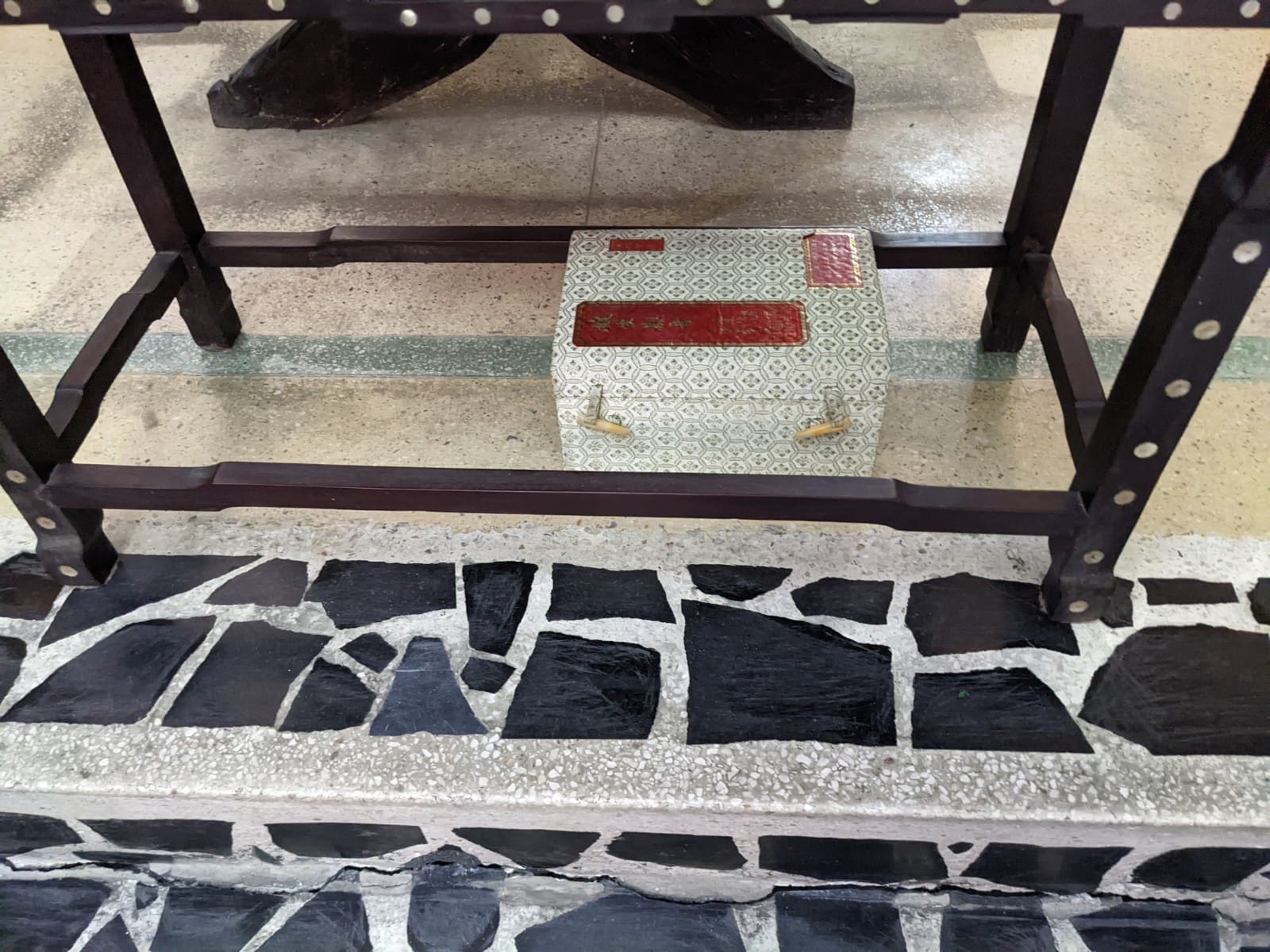 A PAIR OF MOTHER OF PEARL INLAID CHAIRS AND A SIDE TABLE - Image 21 of 23