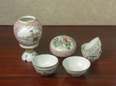 A GROUP OF FAMILLE ROSE AND OTHER PORCELAIN ITEMS