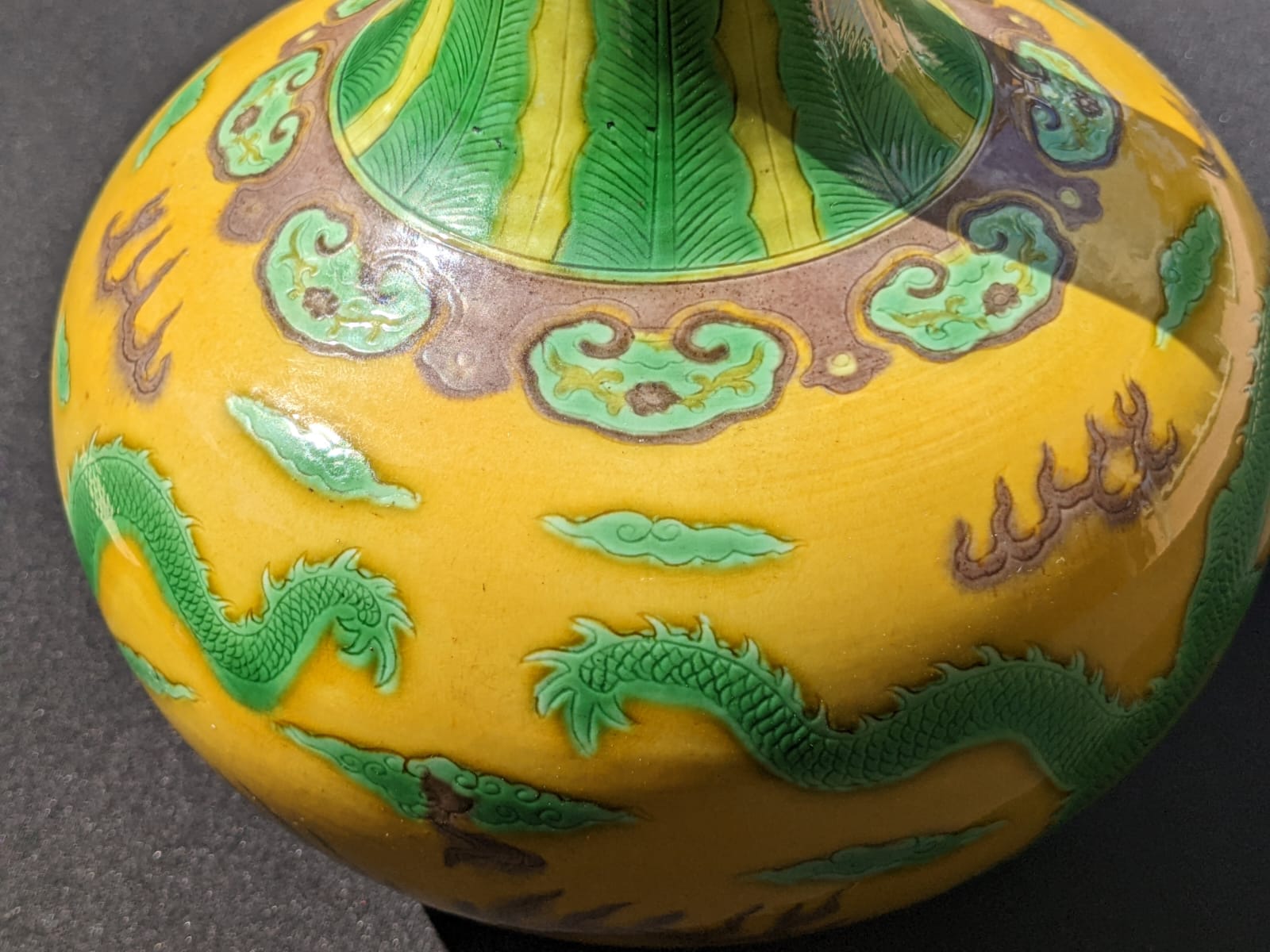 A YELLOW GROUND GREEN ENAMELLED VASE - Image 10 of 10