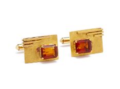 A PAIR OF GOLD AND SYNTHETIC CITRINE CUFFLINKS
