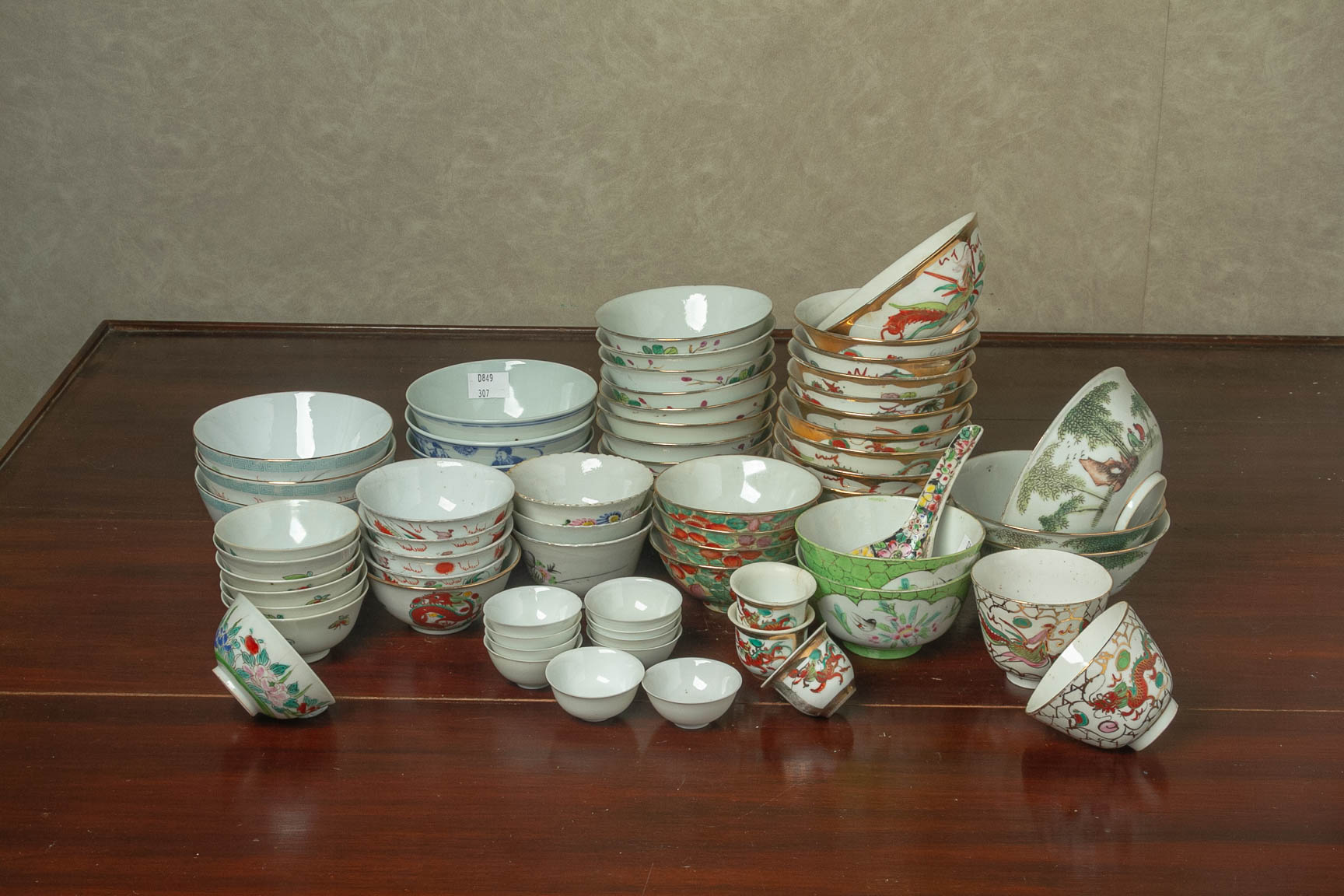 A LARGE GROUP OF ASSORTED TEA AND RICE BOWLS