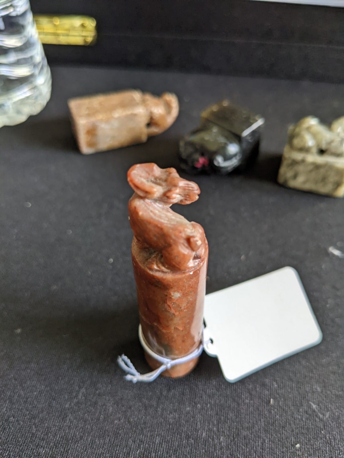 A SMALL GROUP OF CARVED HARDSTONE SEALS - Image 9 of 17