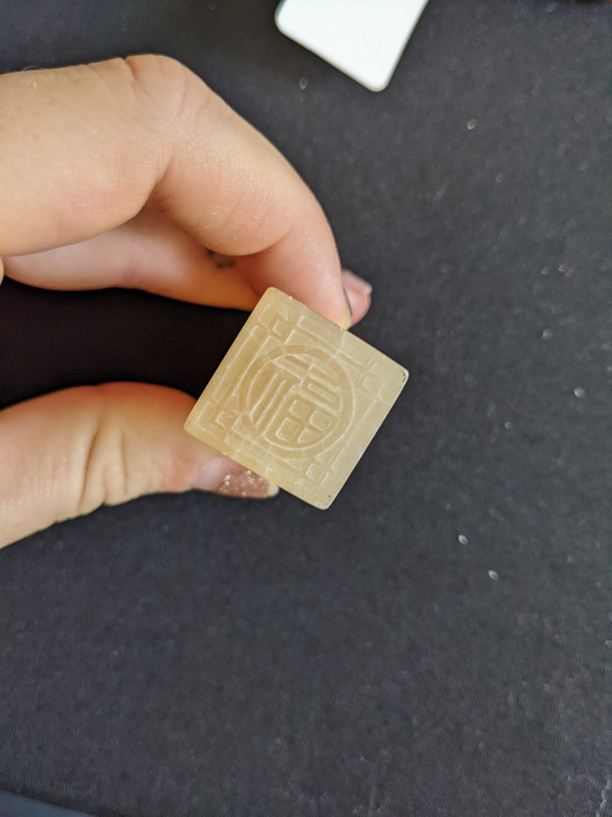 A SMALL GROUP OF CARVED HARDSTONE SEALS - Image 15 of 17