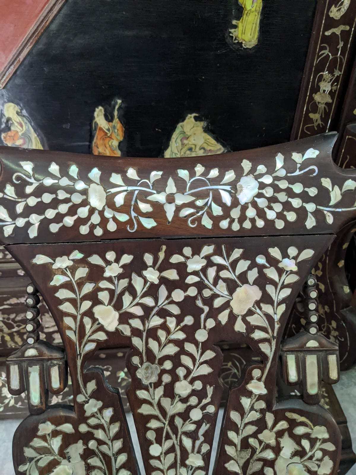 A PAIR OF MOTHER OF PEARL INLAID CHAIRS AND A SIDE TABLE - Image 5 of 23