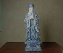 A LARGE BLUE AND WHITE PORCELAIN FIGURE OF CONFUCIUS