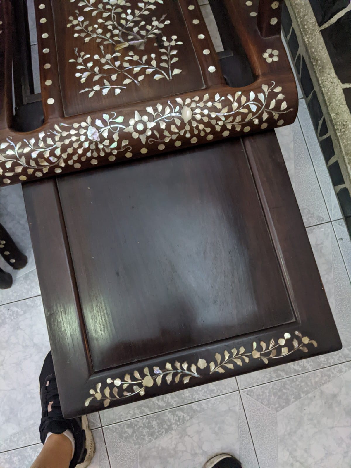 A PAIR OF MOTHER OF PEARL INLAID CHAIRS AND A SIDE TABLE - Image 12 of 23