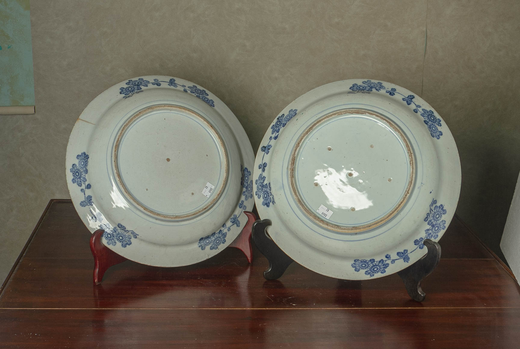 A PAIR OF JAPANESE PORCELAIN CHARGERS - Image 2 of 2