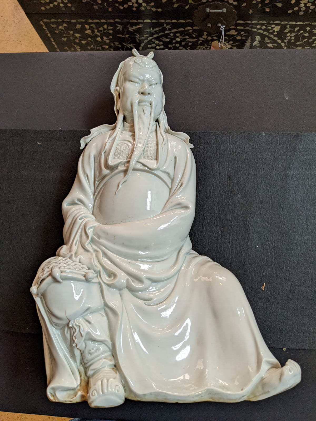 A LARGE BLANC DE CHINE PORCELAIN MALE FIGURE - Image 2 of 4