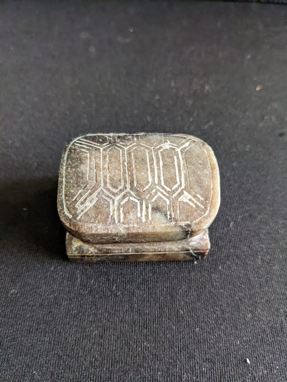 A SMALL GROUP OF CARVED HARDSTONE SEALS - Image 2 of 17