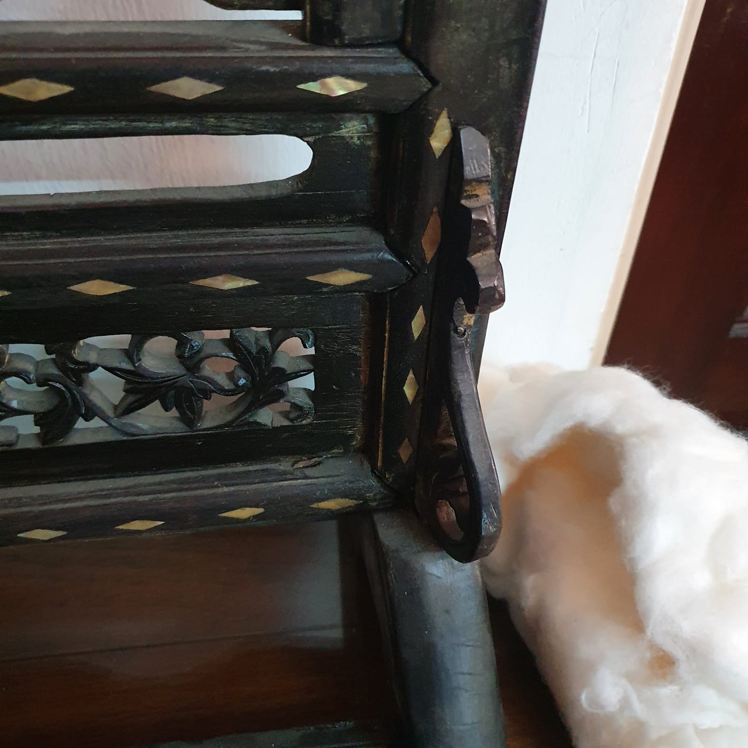 A MOTHER OF PEARL INLAID HARDWOOD TABLE SCREEN - Image 6 of 7