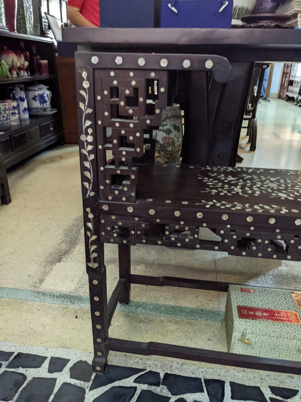 A PAIR OF MOTHER OF PEARL INLAID CHAIRS AND A SIDE TABLE - Image 20 of 23