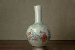 A FAMILLE ROSE PORCELAIN BOTTLE VASE