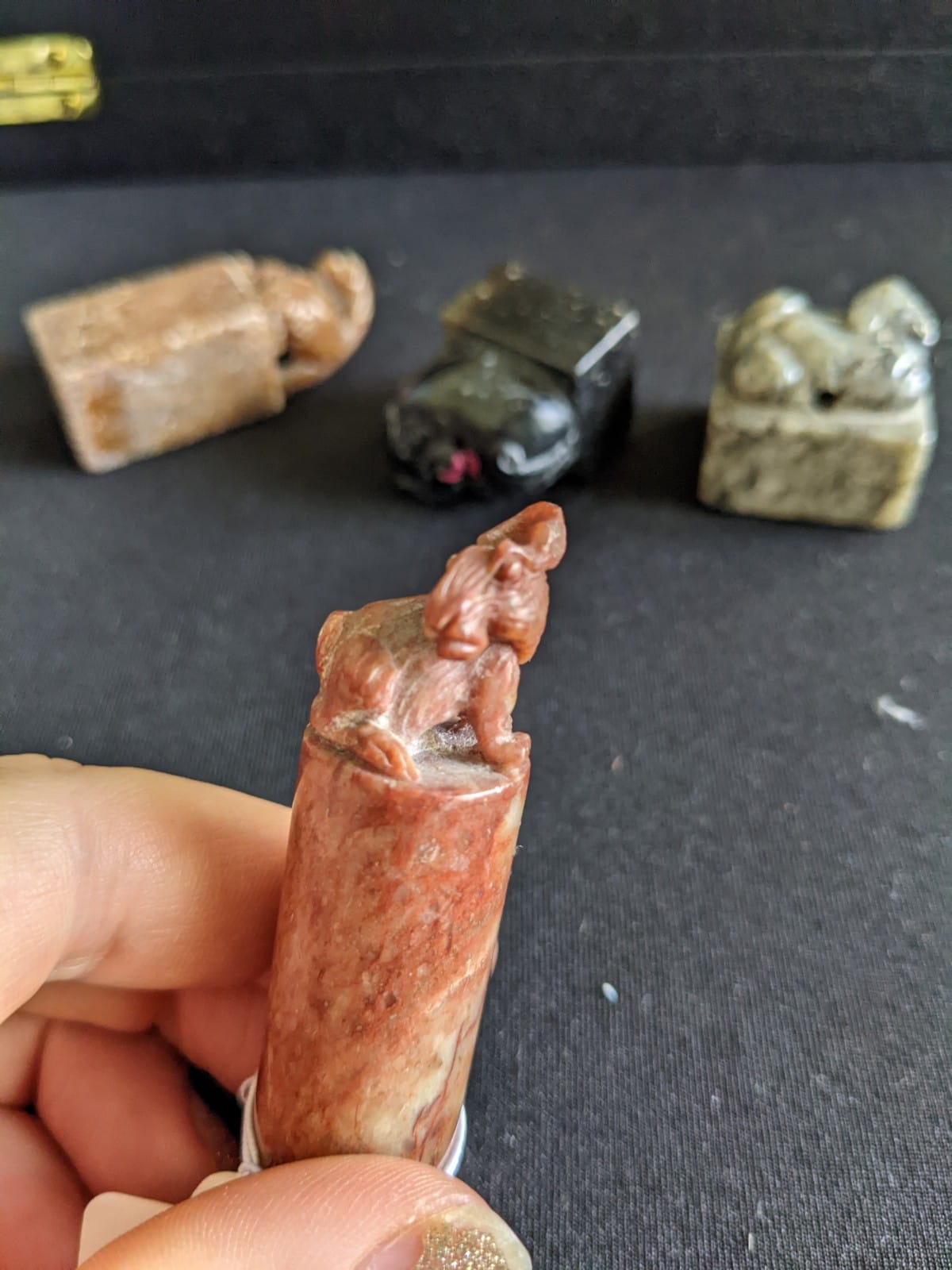 A SMALL GROUP OF CARVED HARDSTONE SEALS - Image 14 of 17