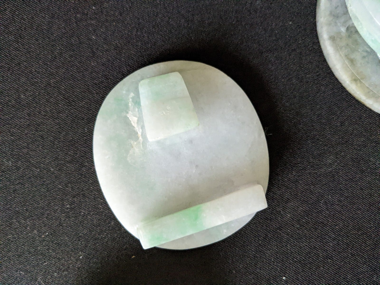 A GROUP OF EIGHT JADE BELT BUCKLES AND DISKS - Image 17 of 20