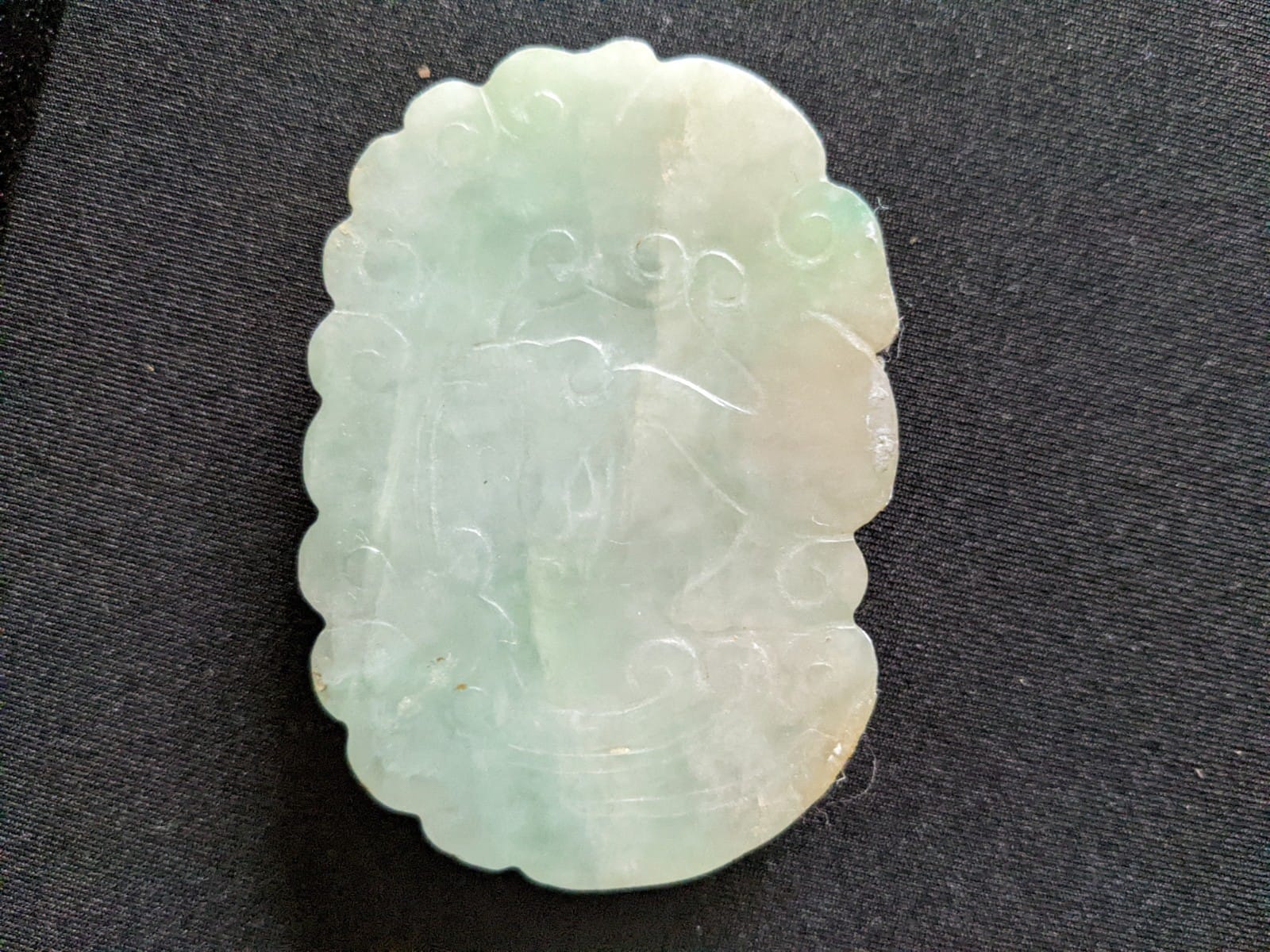 A GROUP OF EIGHT JADE BELT BUCKLES AND DISKS - Image 12 of 20