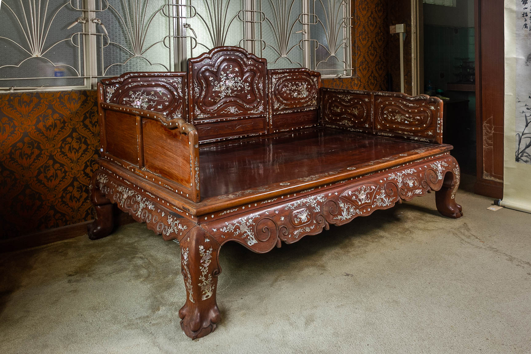 A LARGE MOTHER OF PEARL INLAID BLACKWOOD DAYBED - Image 2 of 15