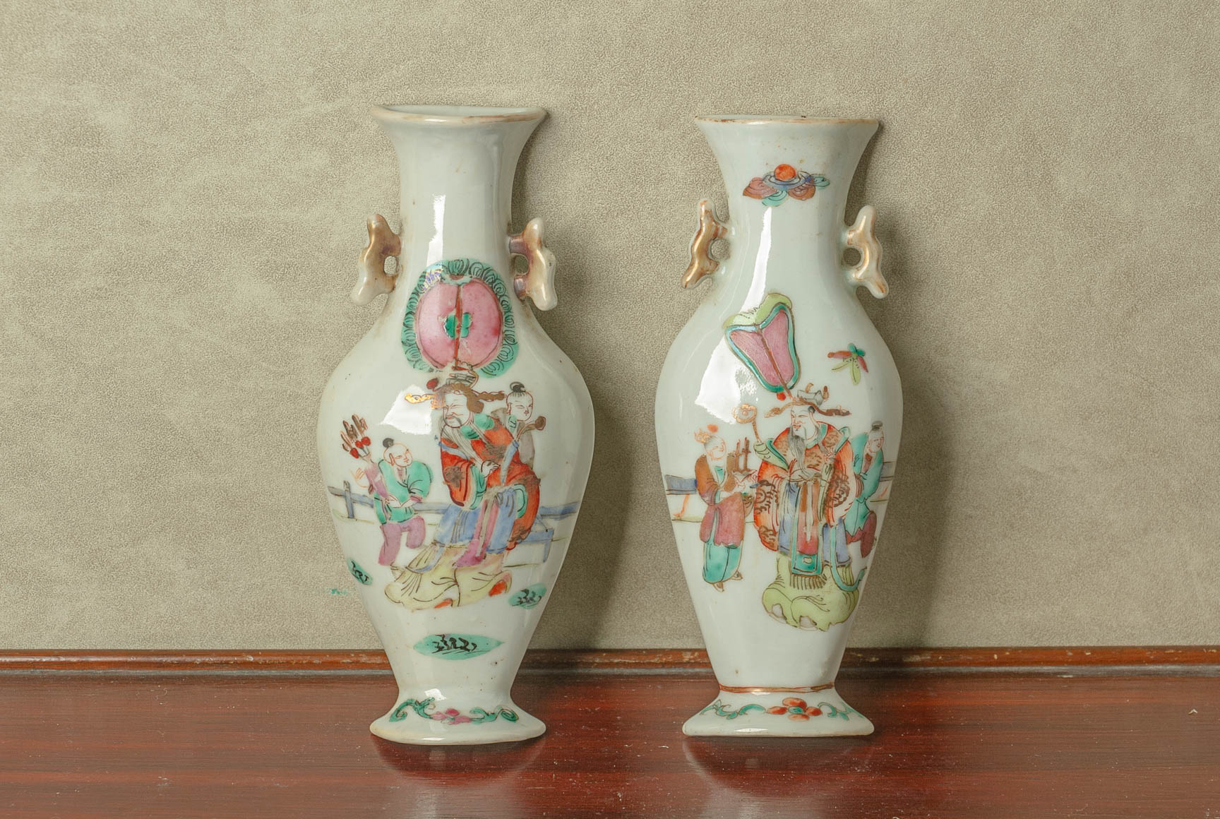 A PAIR OF FAMILLE ROSE PORCELAIN WALL POCKET VASES