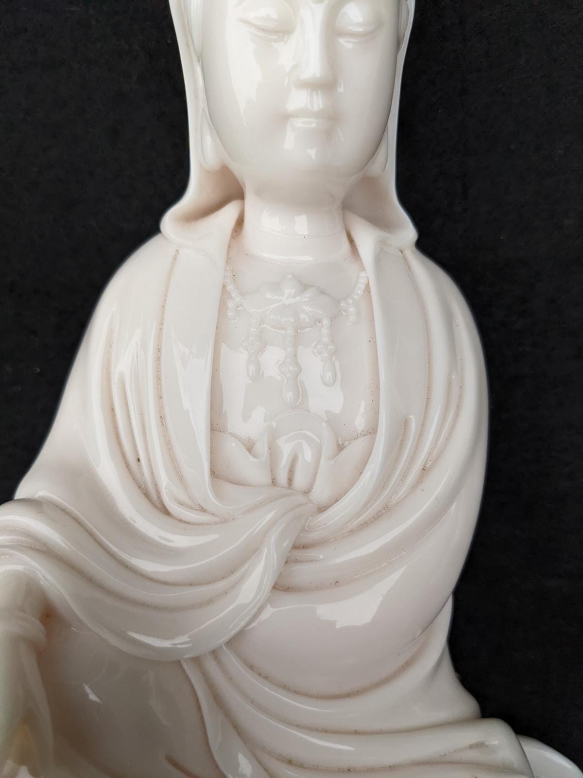 FIVE BLANC DE CHINE AND GREEN GLAZED FIGURES OF GUANYIN - Image 11 of 22