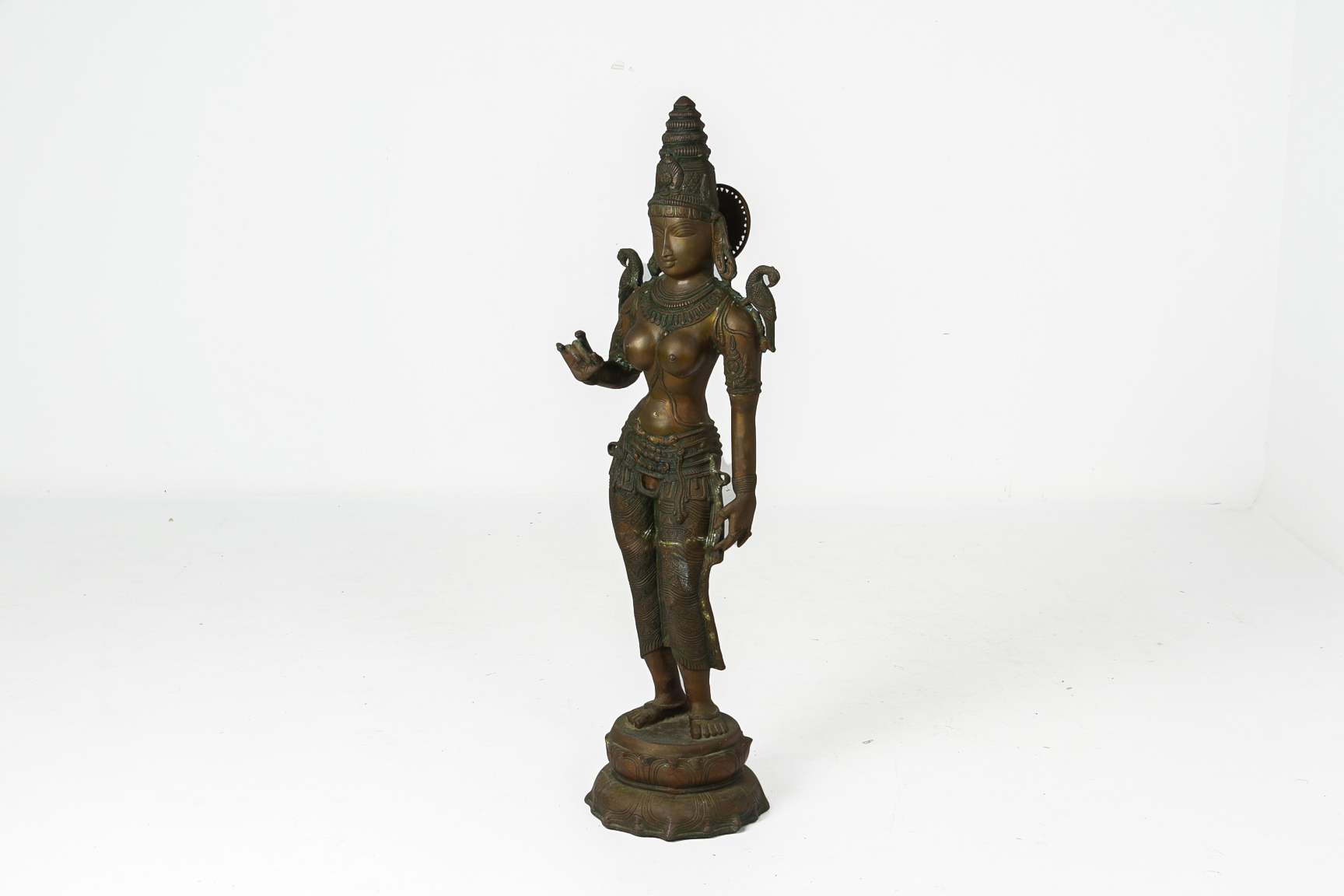 A BRONZE INDIAN SCULPTURE OF THE GODDESS PARVATI - Image 2 of 2