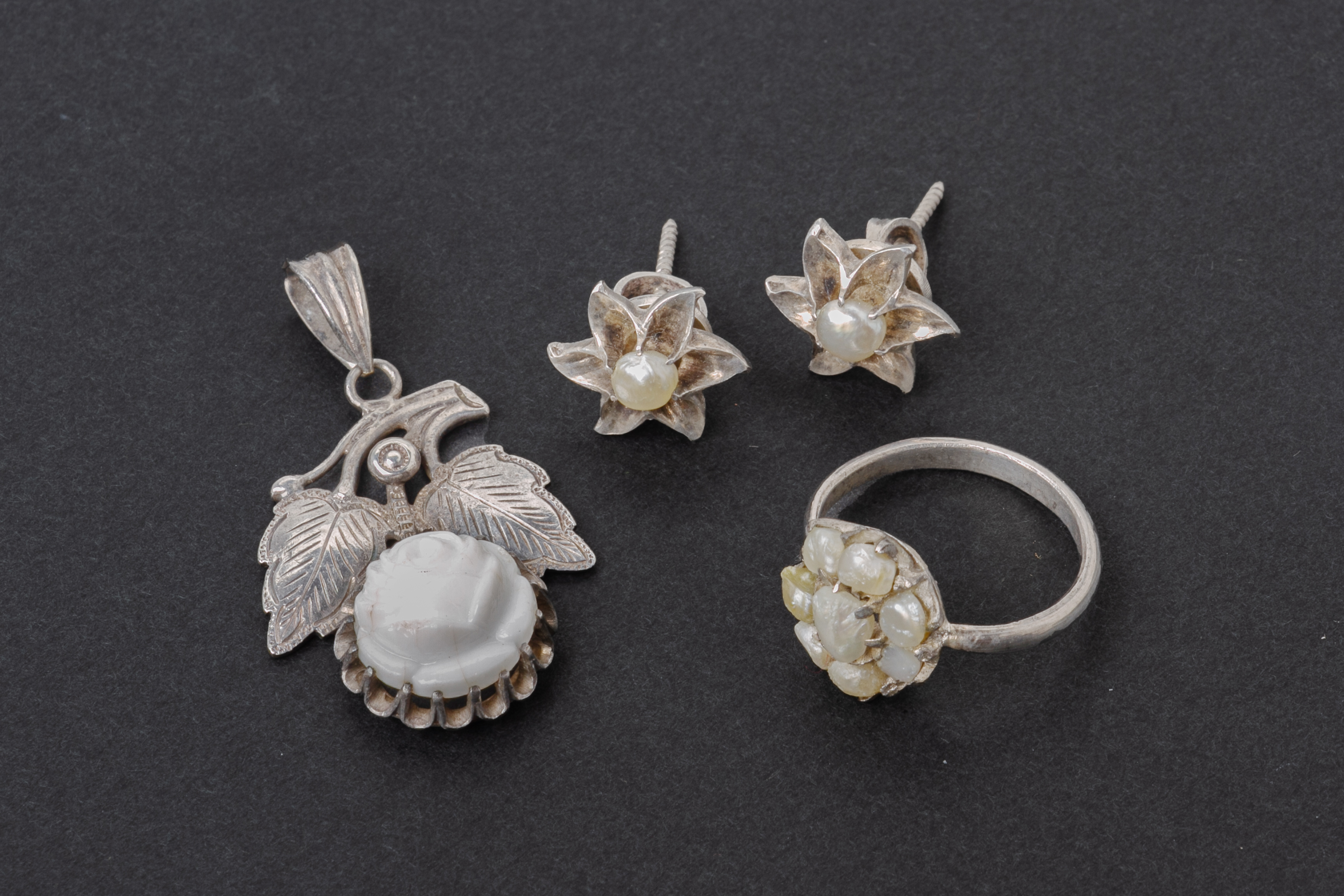 A RING, PENDANT AND PAIR OF EARRINGS