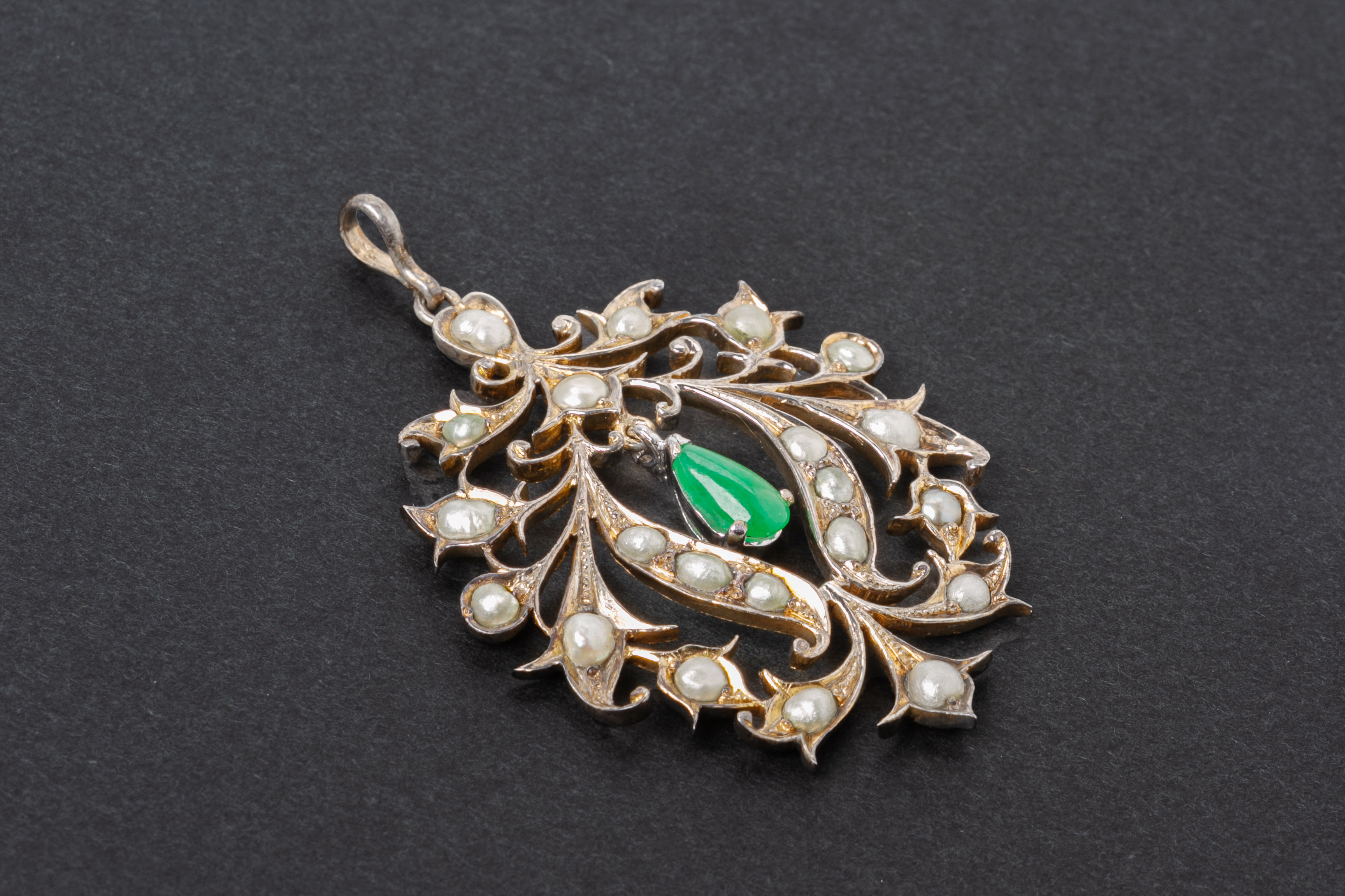 A SILVER, SEED PEARL AND JADE PENDANT - Image 2 of 3