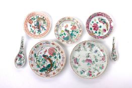 A GROUP OF FIVE PORCELAIN PLATES AND TWO SPOONS