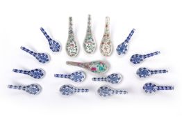 A COLLECTION OF SIXTEEN PORCELAIN SPOONS