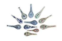 A GROUP OF FAMILLE ROSE AND BLUE AND WHITE PORCELAIN SPOONS