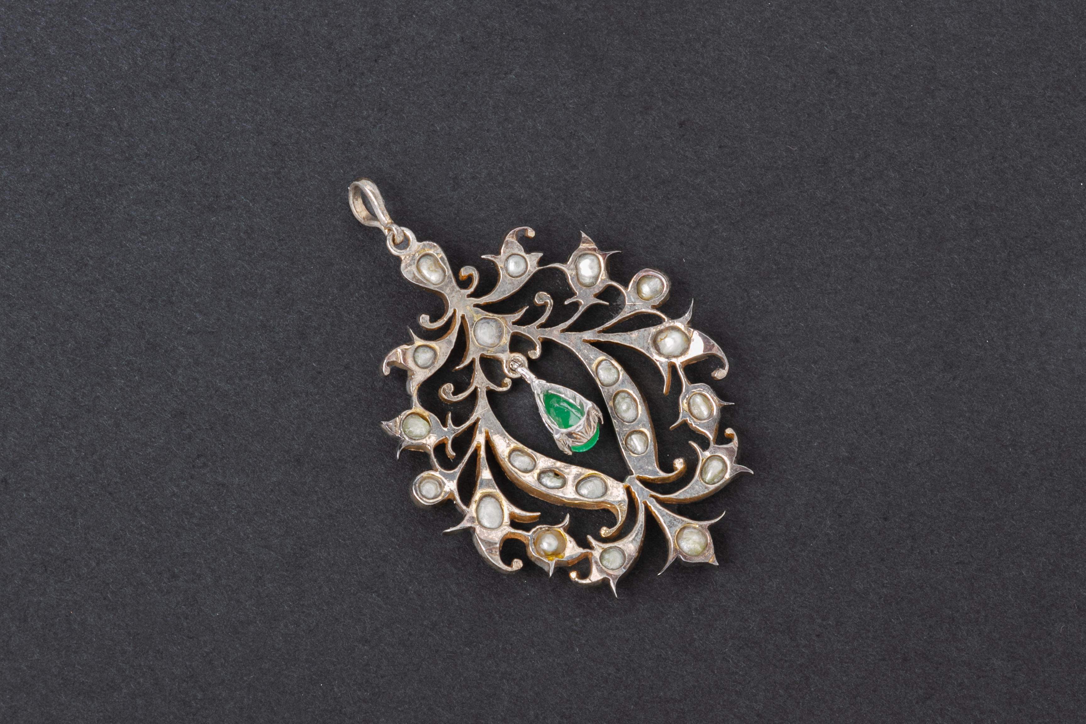A SILVER, SEED PEARL AND JADE PENDANT - Image 3 of 3