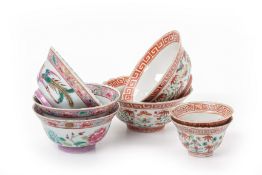 A GROUP OF SEVEN PORCELAIN TEABOWLS AND BOWLS