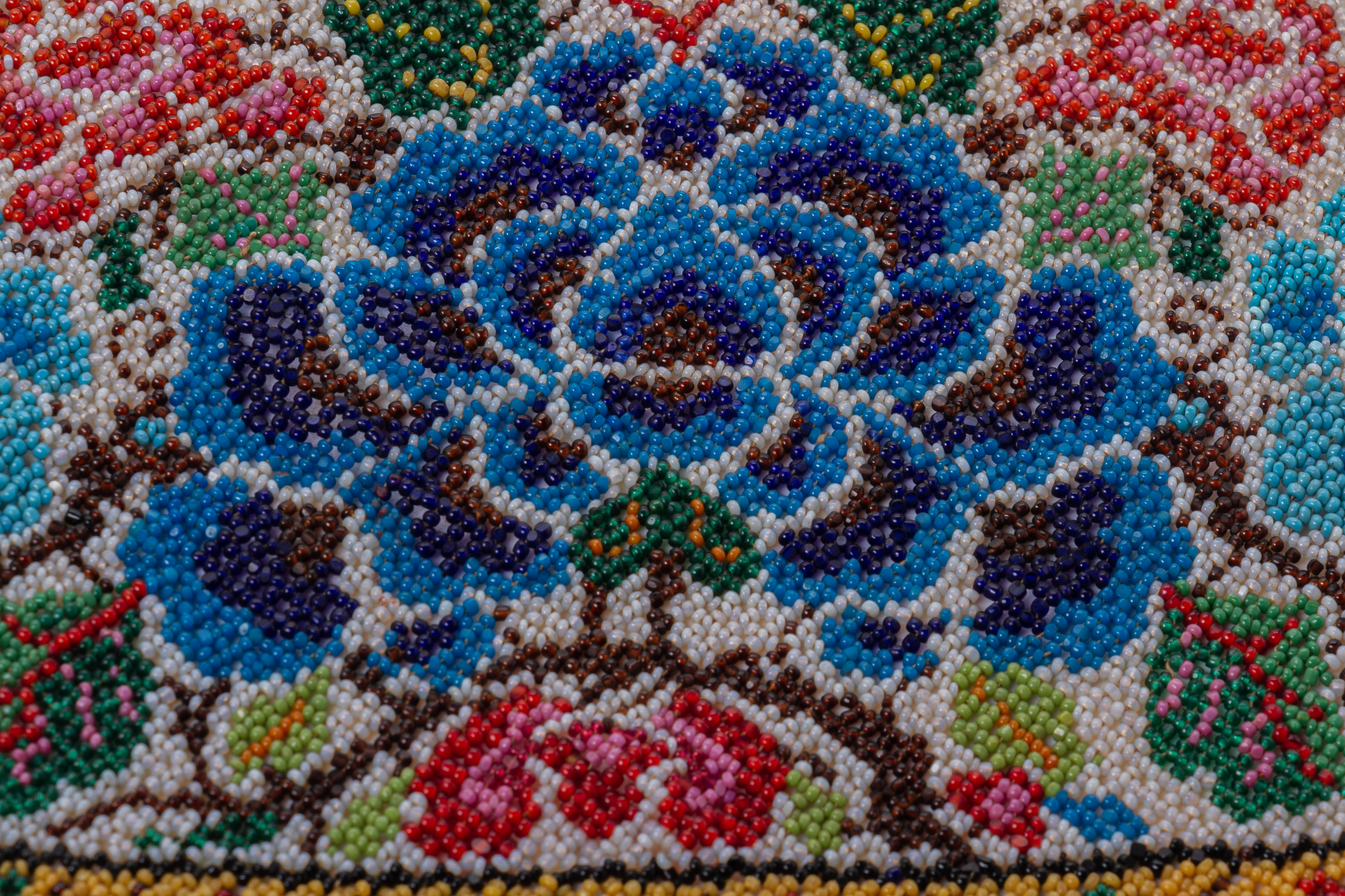 A GROUP OF MIXED BEADED TEXTILES - Image 6 of 6