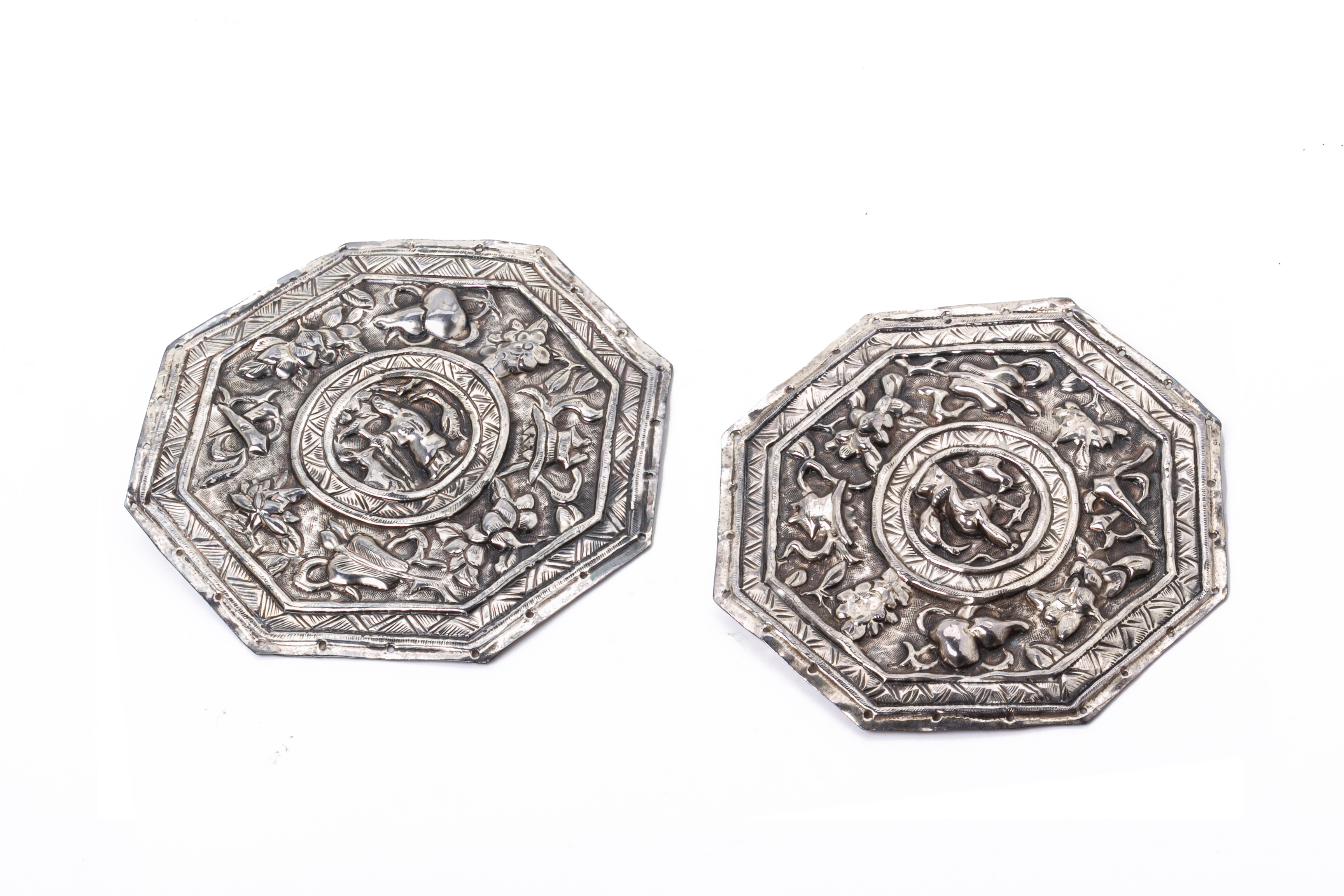 A PAIR OF OCTAGONAL BOLSTER ENDS AND OTHER SILVER ITEMS - Image 2 of 4
