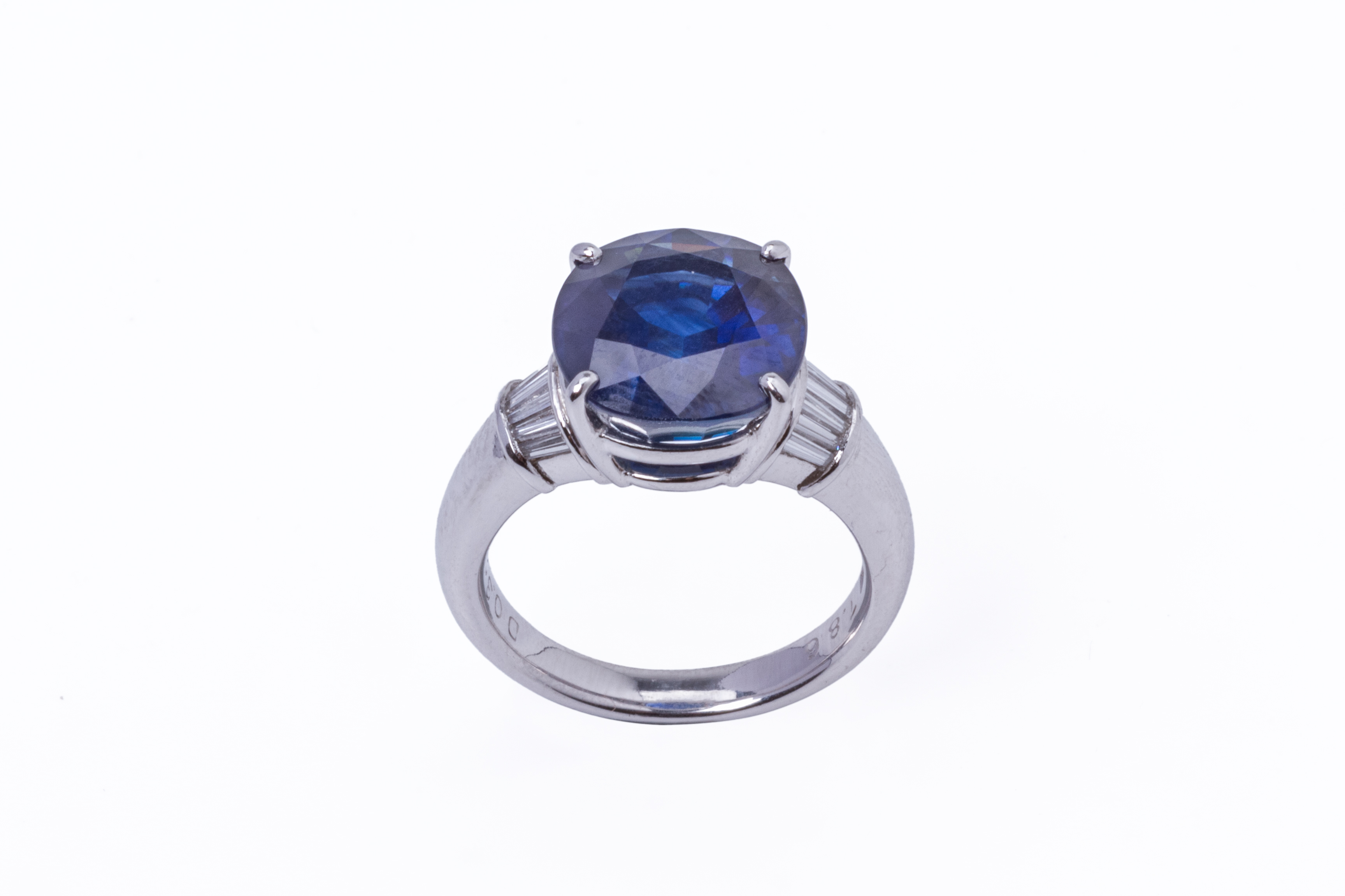 A SAPPHIRE AND DIAMOND RING - Image 3 of 10