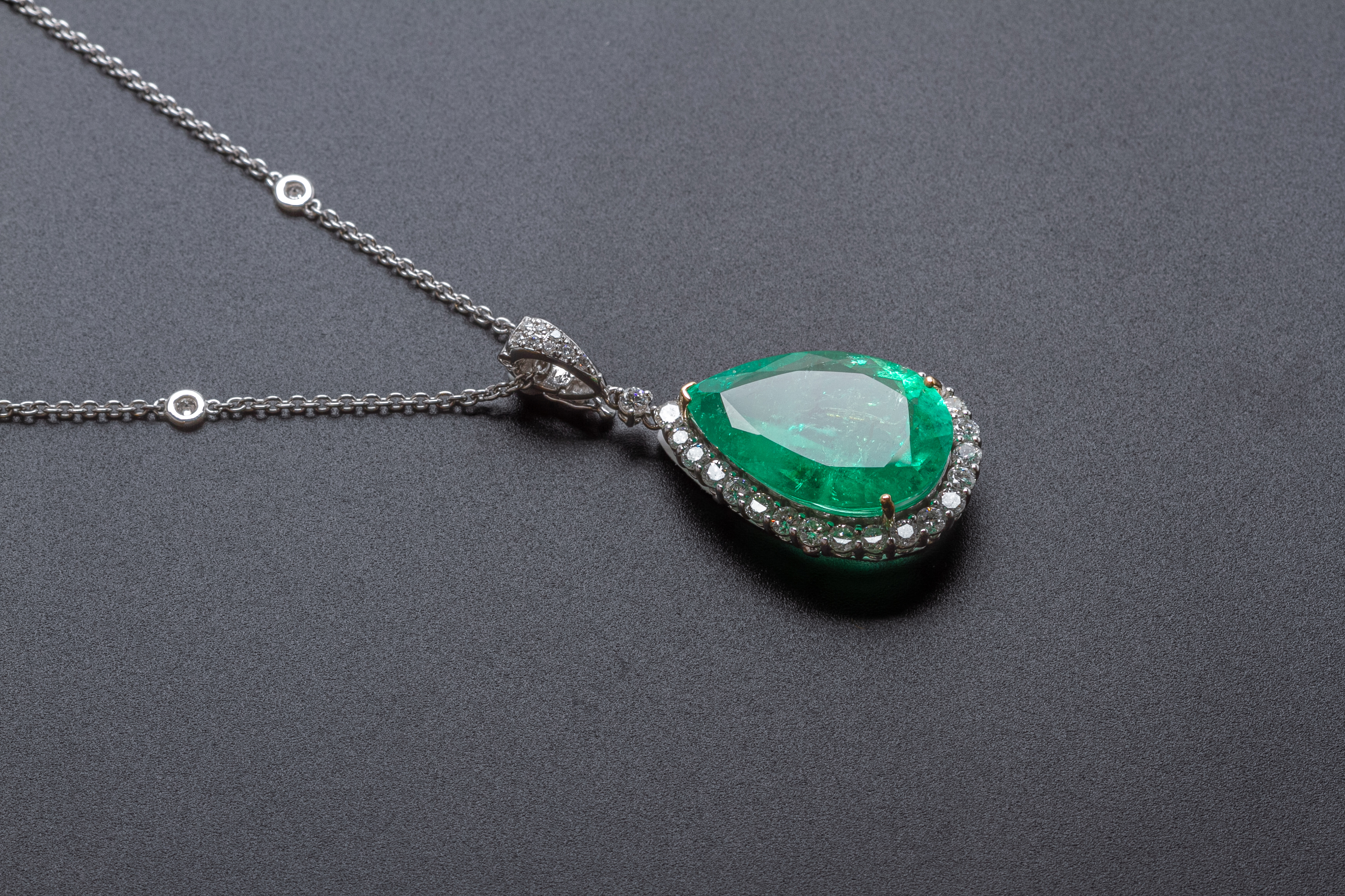 A LARGE EMERALD AND DIAMOND PENDANT - Image 5 of 8