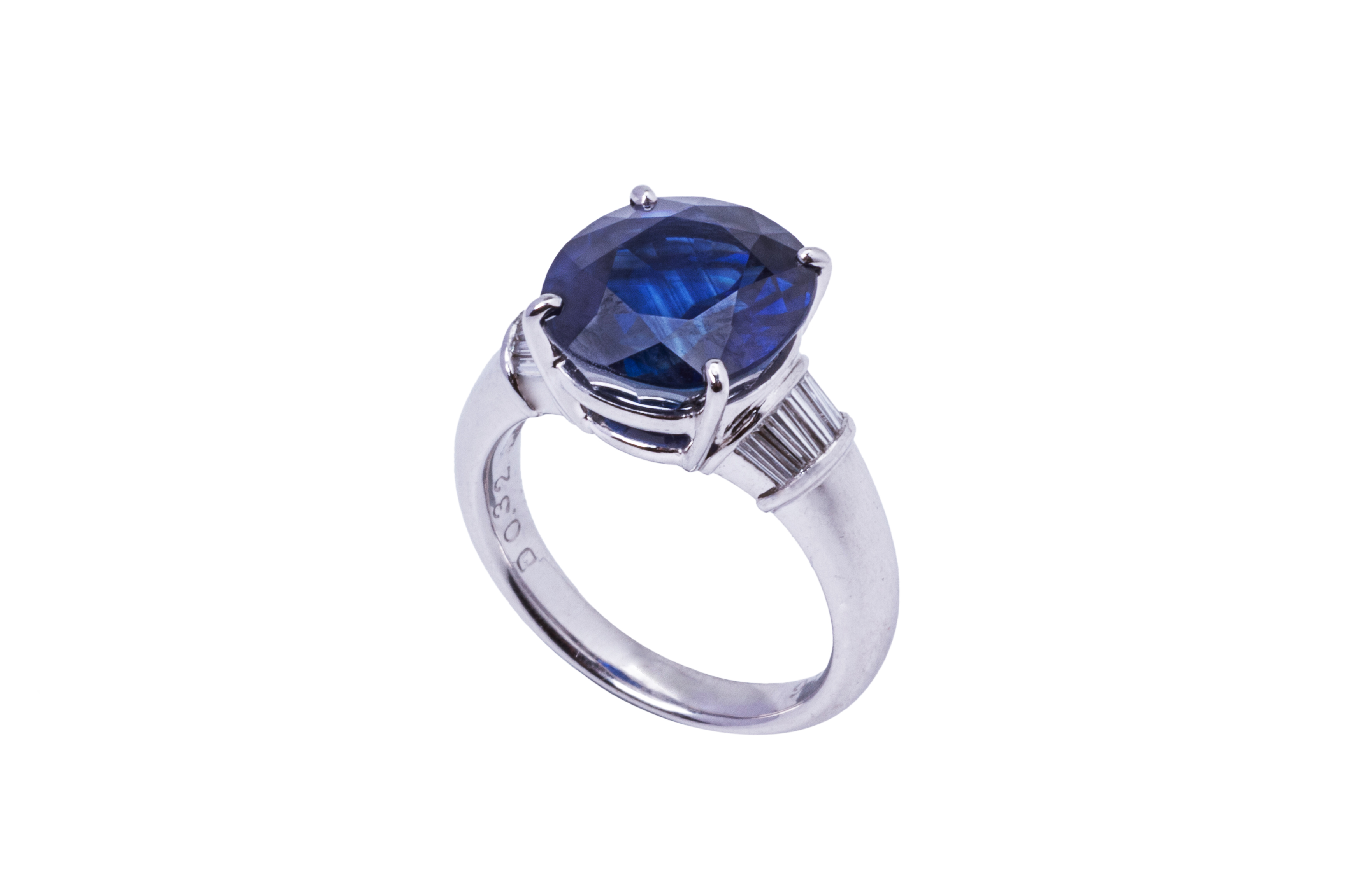 A SAPPHIRE AND DIAMOND RING - Image 2 of 10