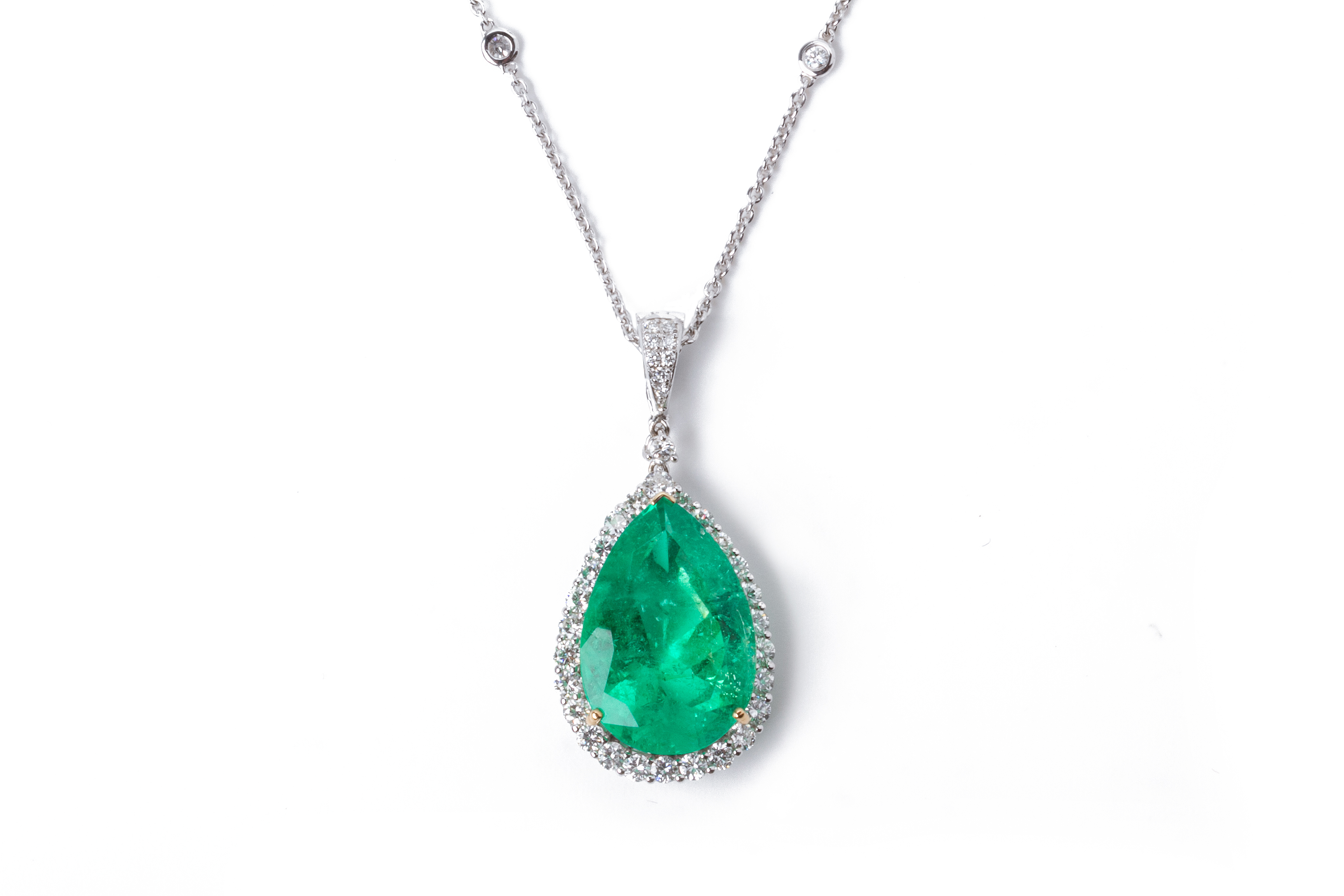 A LARGE EMERALD AND DIAMOND PENDANT - Image 8 of 8