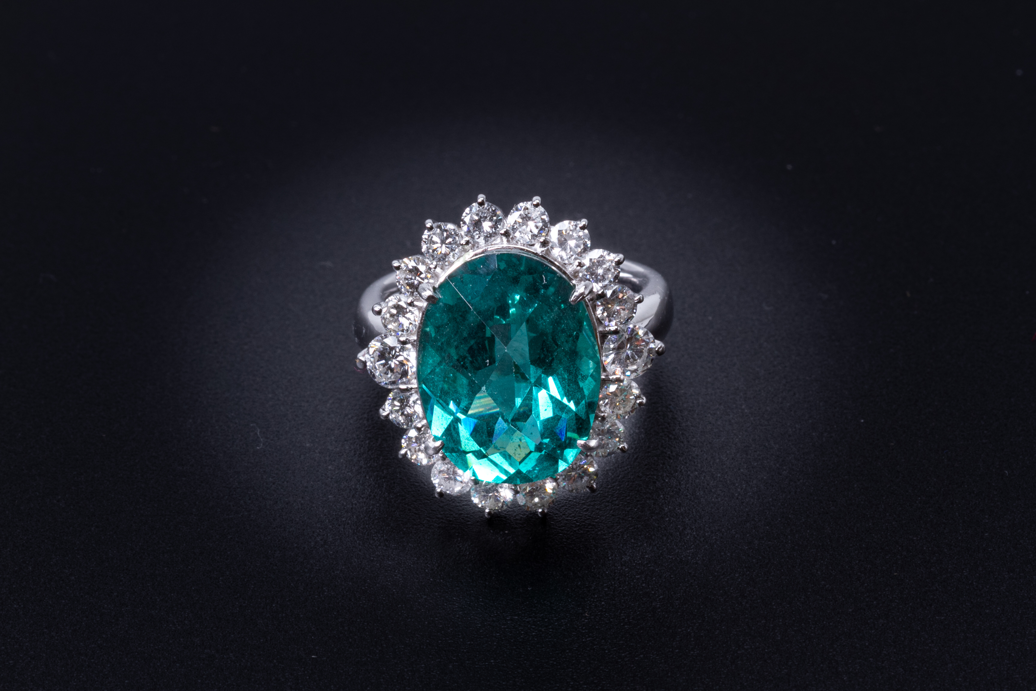 AN APATITE AND DIAMOND CLUSTER RING - Image 2 of 3