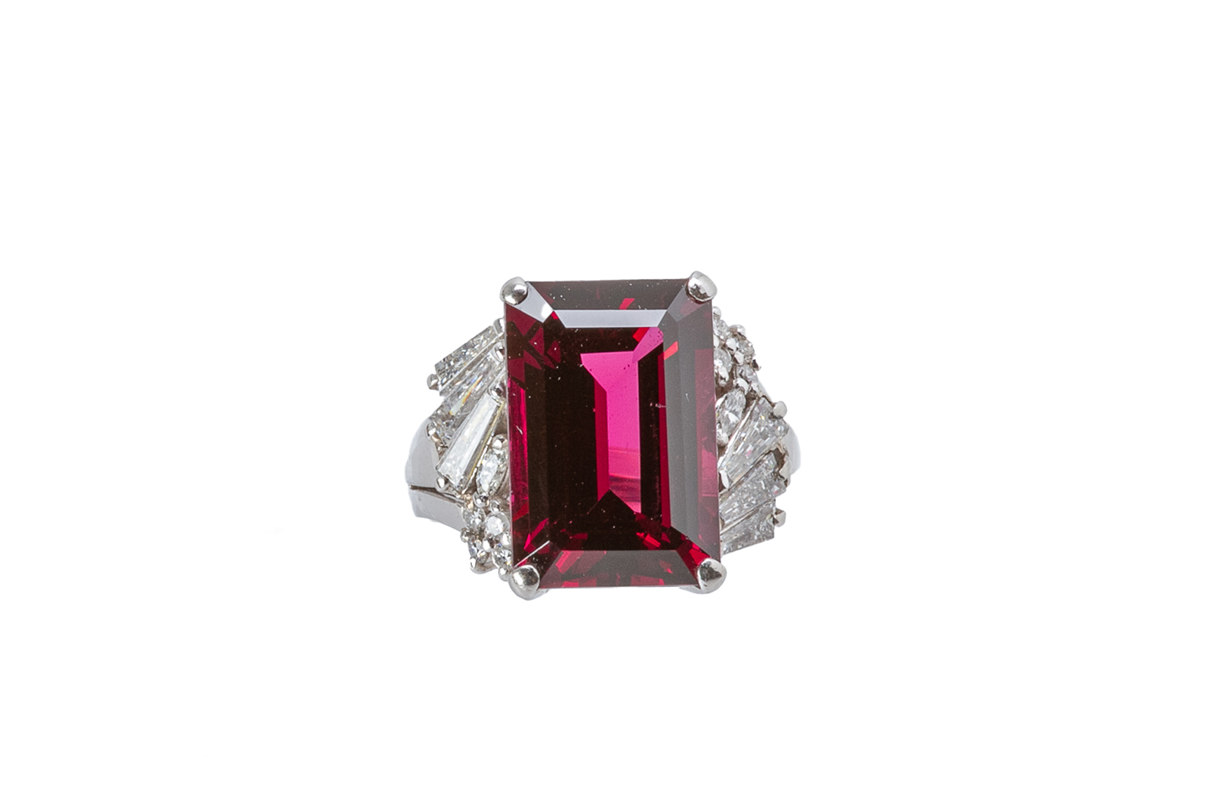 A GARNET AND DIAMOND RING - Image 2 of 4