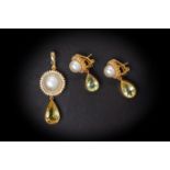 A CULTURED PEARL, QUARTZ AND DIAMOND PENDANT AND EARRINGS