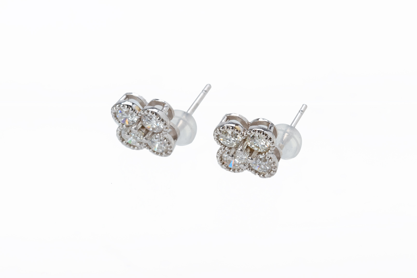 A PAIR OF DIAMOND STUD EARRINGS - Image 3 of 10