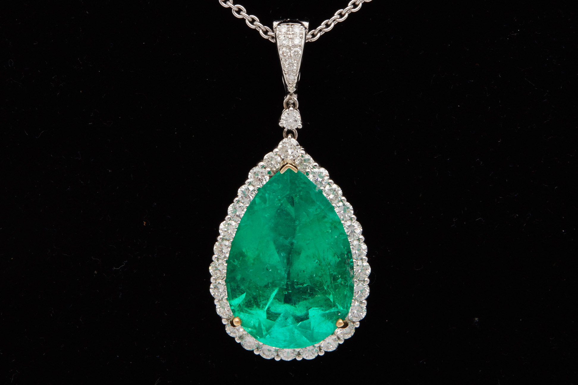 A LARGE EMERALD AND DIAMOND PENDANT - Image 2 of 8